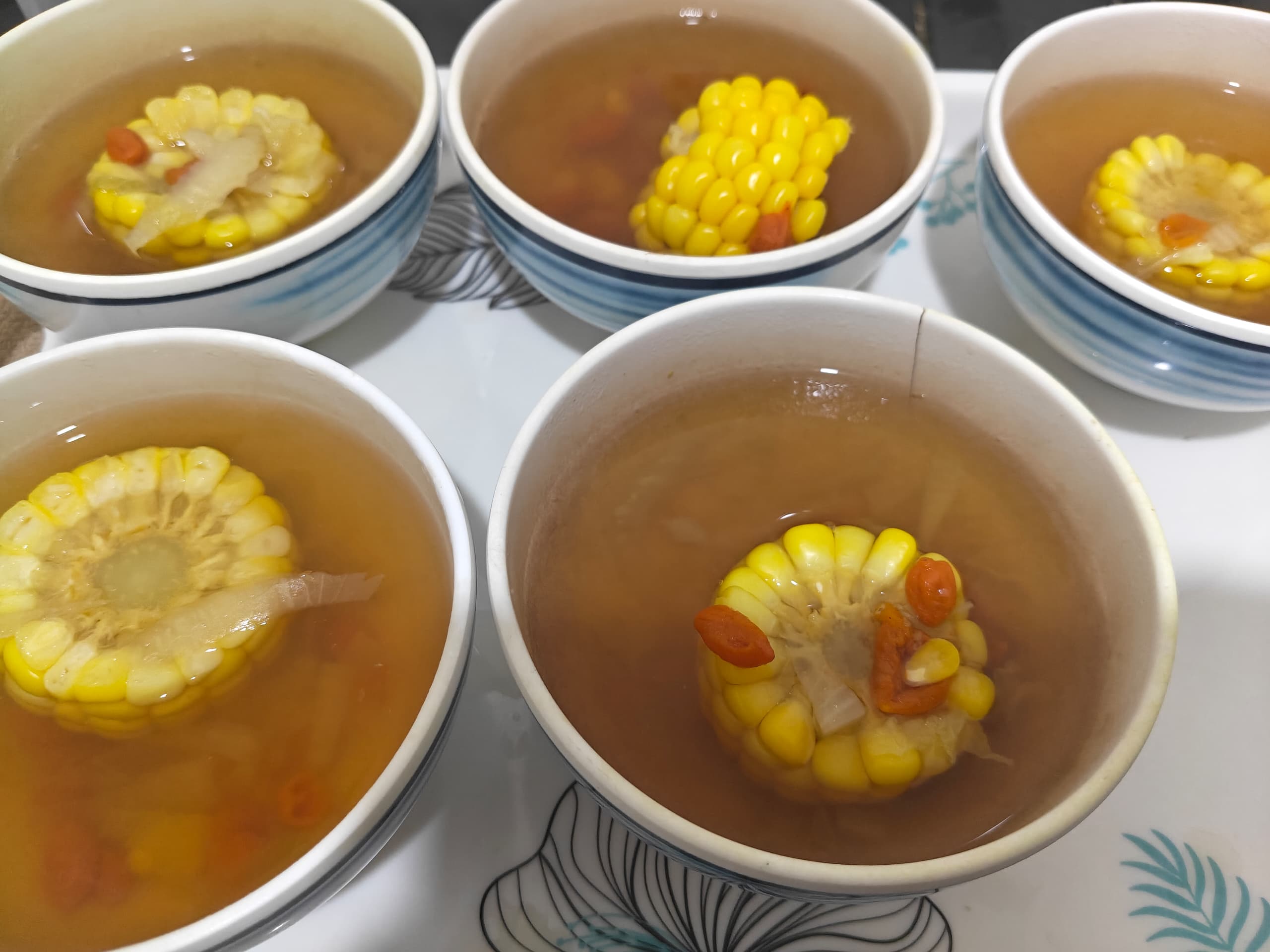 Rainbow Forest 疗养中心餐食：分碗盛装的玉米蔬菜汤