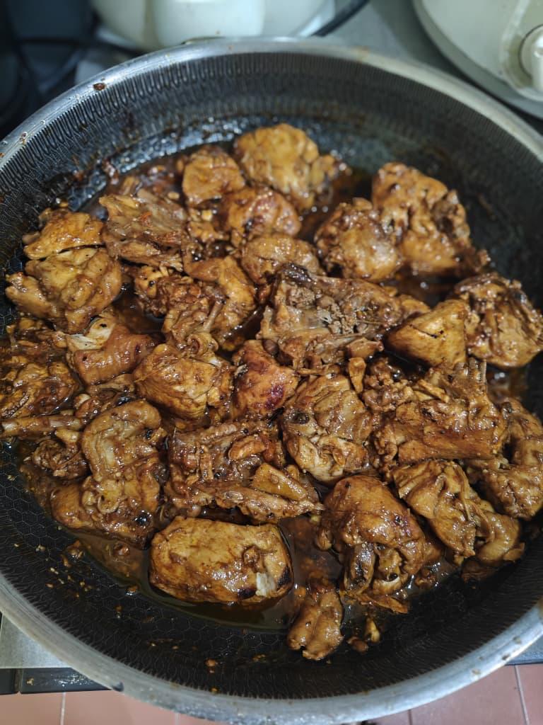 锅中酱汁焖肉