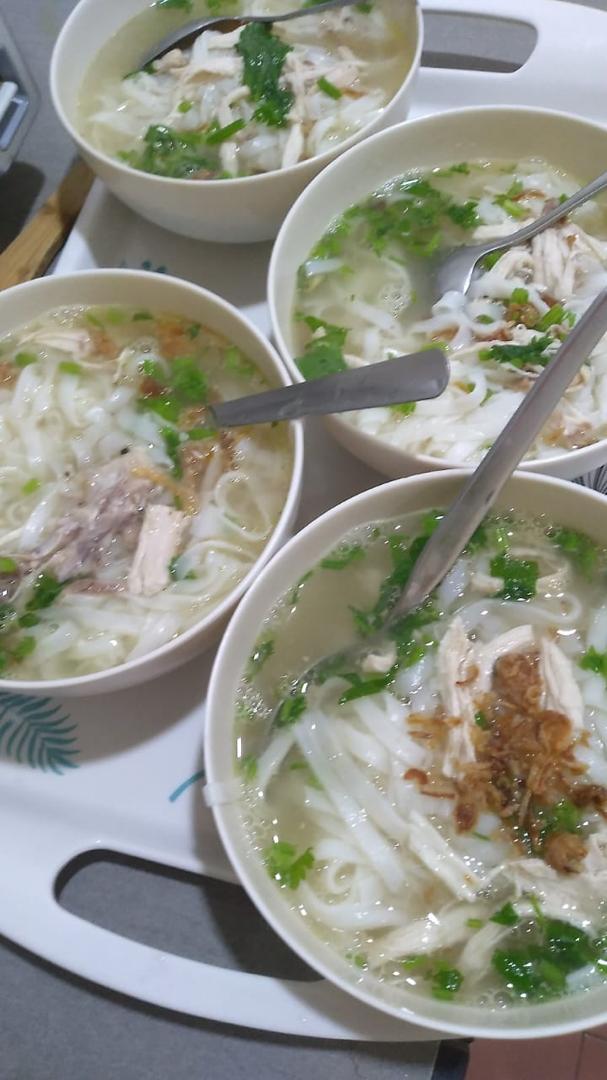 分碗盛装的青菜粥