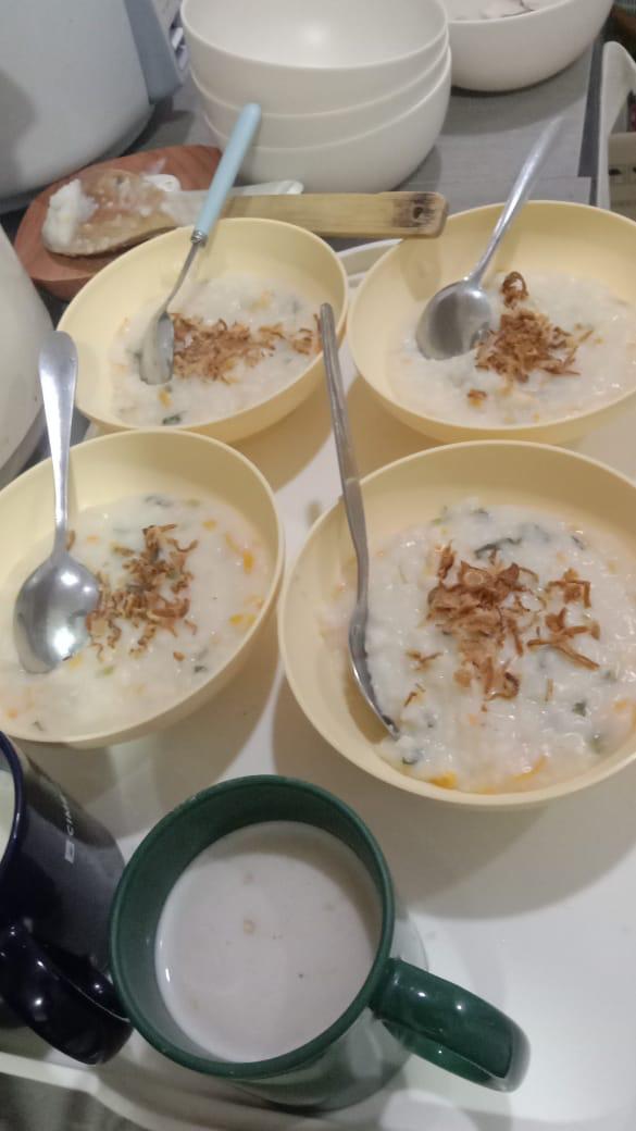 分碗盛装的白粥