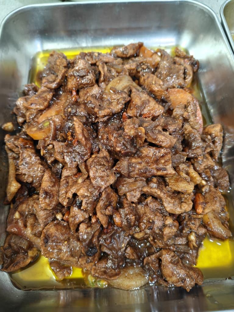 托盘盛装的酱汁肉片