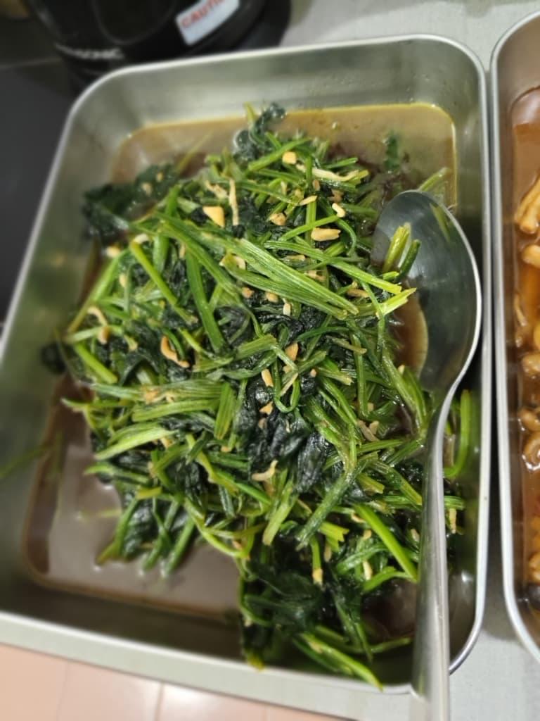 托盘中的炒青菜
