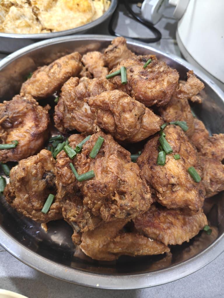 葱花配焖鸡翅